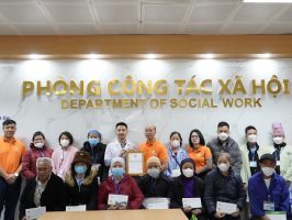 NanoFrance tặng quà cho các bệnh nhân tại Bệnh viện K