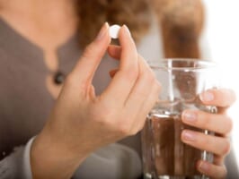 Có nên uống thực phẩm chức năng liên tục? – Các bác sĩ khuyên gì?