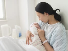 có nên dùng dung dịch vệ sinh phụ nữ sau sinh